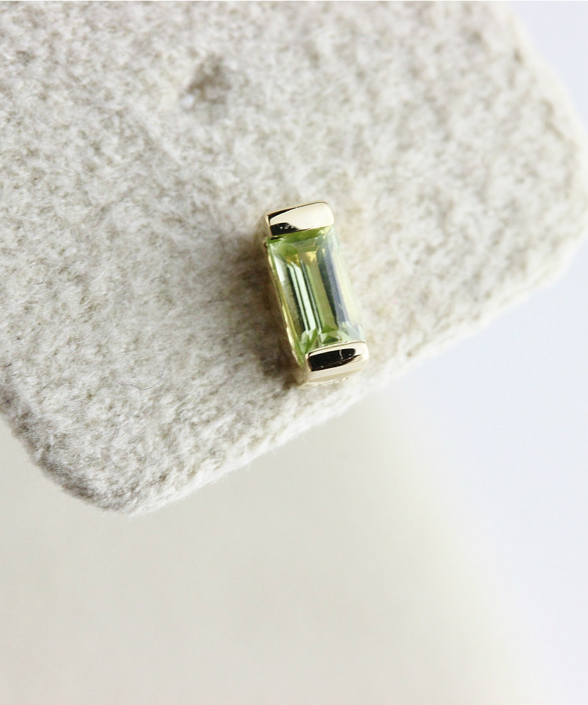 トゥー プライ 605 ペリドット バケットカット 華奢ピアス 18金,two ply  Precious Stone Peridot Stud Earrings K18