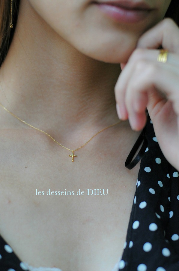les desseins de DIEU 715 Assymetrical Dot Cross Necklace