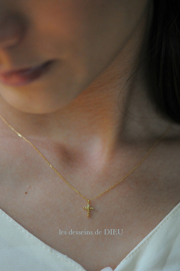les desseins de DIEU 715 Assymetrical Dot Cross Necklace